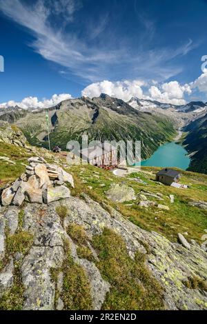 Olpererhütte steht über Schlegeisspeicher, großer Möseler im Hintergrund, Olpererhütte, Peter-Habeler-Runde, Zillertalalpen, Tirol, Österreich Stockfoto