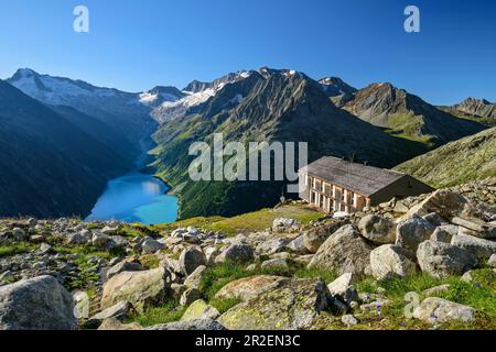 Olpererhütte steht über Schlegeisspeicher, großer Möseler im Hintergrund, Olpererhütte, Peter-Habeler-Runde, Zillertalalpen, Tirol, Österreich Stockfoto