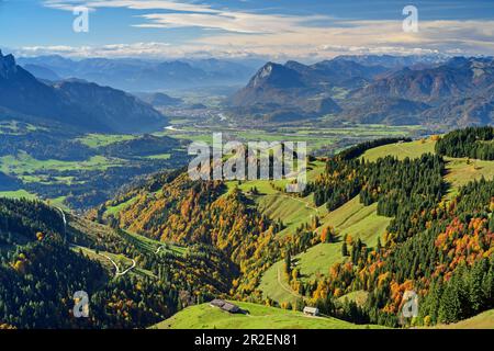 Tiefer Blick auf die Herbstwiesen und Inntal, Wandberg, Chiemgau, Tirol, Österreich Stockfoto