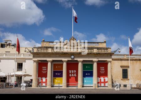 Valetta, Malta - 19. April 2023: Das Gebäude der Hauptwache (Guardia della Piazza) am Saint George Square (Palastplatz). Stockfoto