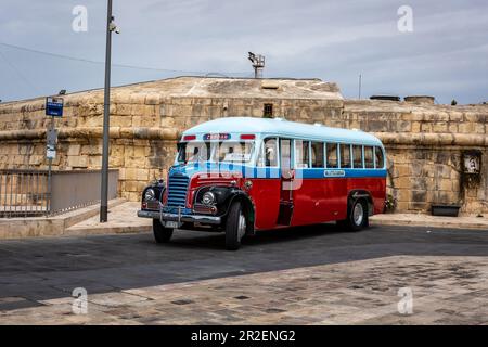 Valletta, Malta - 18. April 2023: Ein altmodischer, rot-weiß-blauer maltesischer Bus parkt in der Innenstadt. Stockfoto