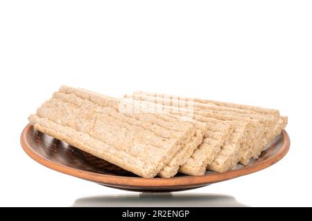 Mehrere Roggen-Knusperbrote auf einer Tonplatte, Makro, isoliert auf weißem Hintergrund. Stockfoto