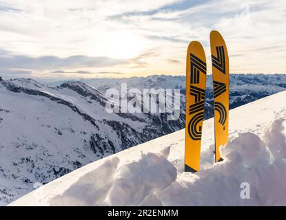 Ein Paar Skier liegen im Schnee vor einer winterlichen Hochgebirgslandschaft, Tirol, Österreich Stockfoto