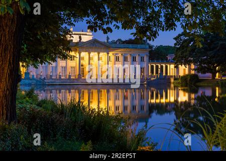 Königlicher Garten in Warschau, genannt Lazienki Krolewskie, Palast auf dem Wasser, Warschau, Mazovia Region, Polen, Europa Stockfoto