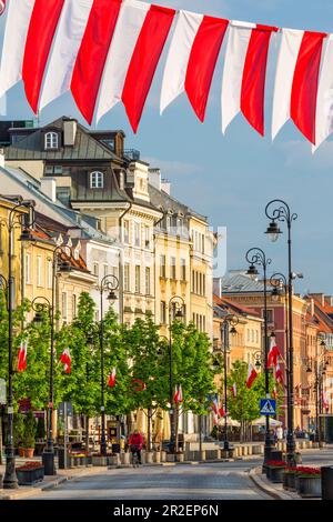 Krakowskie Przedmiescie Straße, früh morgens, Mai, Flaggen von Polen, Verfassungstag, Altstadt, Warschau, Mazovien, Polen, Europa Stockfoto