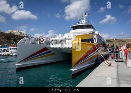 Mgarr, Gozo, Malta - 18. April 2023: Gozo Express Schnellfähre Katamaran im Hafen vor Anker. Stockfoto