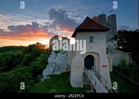 Die Burg Bobolice ist eine königliche Burg aus dem 14. Jahrhundert im Dorf Bobolice, Polen. Der Komplex befindet sich in einer halbgebirgigen Hochlandregion ca. Stockfoto