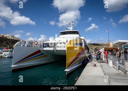 Mgarr, Gozo, Malta - 18. April 2023: Gozo Express Schnellfähre Katamaran im Hafen vor Anker. Stockfoto