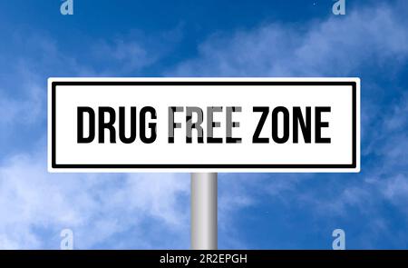Straßenschild für drogenfreie Zone am Himmel Stockfoto