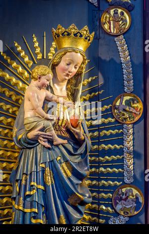 Die schöne Madonna von Danzig, eine gotische, durchgehende Figur, die Maria und das Jesuskind darstellt. Basilika St. Maria der Himmelfahrt der Seligen Stockfoto
