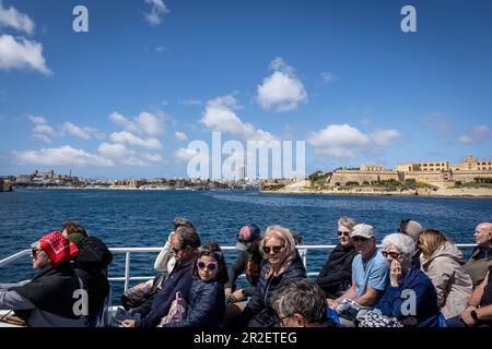 Sliema, Malta - 18. April 2023: Passagiere auf dem Fährschiff Valletta Sliema. Stockfoto