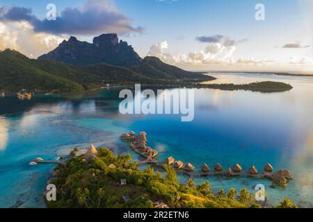 Sofitel Bora Bora Private Island Resort mit Überwasser-Bungalows in der Lagune Bora Bora mit Mount Otemanu bei Sonnenaufgang, Vaitape, Bora Bora, Leew Stockfoto