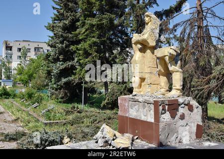 Huliaipole, Ukraine. 18. Mai 2023. Eine Statue an der Gedenkstätte des Zweiten Weltkriegs, die durch russische Bombenanschläge schwer beschädigt wurde. Kriegskrise in Huliaipole, Ukraine (Foto: Andriy Andriyenko/SOPA Images/Sipa USA) Kredit: SIPA USA/Alamy Live News Stockfoto