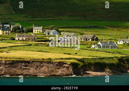 Häuser und Felsen an der Atlantikküste in Feohanagh, County Kerry, Irland Stockfoto