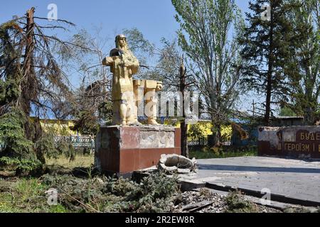 Huliaipole, Ukraine. 18. Mai 2023. Eine Statue an der Gedenkstätte des Zweiten Weltkriegs, die durch russische Bombenanschläge schwer beschädigt wurde. Kriegskrise in Huliaipole, Ukraine (Foto: Andriy Andriyenko/SOPA Images/Sipa USA) Kredit: SIPA USA/Alamy Live News Stockfoto