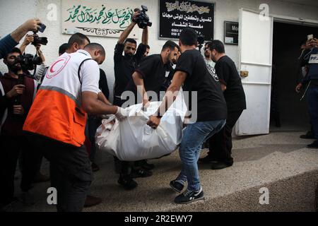 Verletzte und Märtyrer wurden ins Al-Shifa Krankenhaus gebracht, nachdem sie von den israelischen Luftangriffen in Gaza-Stadt getroffen wurden. Palästina. Stockfoto