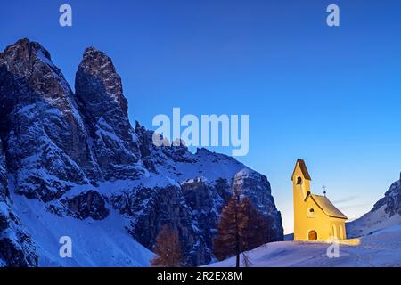 Beleuchtete Kapelle vor den Felsentürmen der Sella-Gruppe, Dolomiten, Dolomiten-Weltkulturerbe, Südtirol, Italien Stockfoto