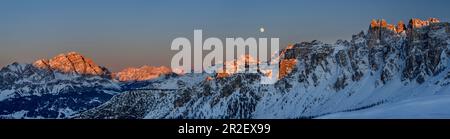 Panorama mit Mond über Cristallo, Cadini, Sorapis und Croda da Lago, Dolomiten, Dolomiten, Weltkulturerbe, Veneto, Veneto, Italien Stockfoto