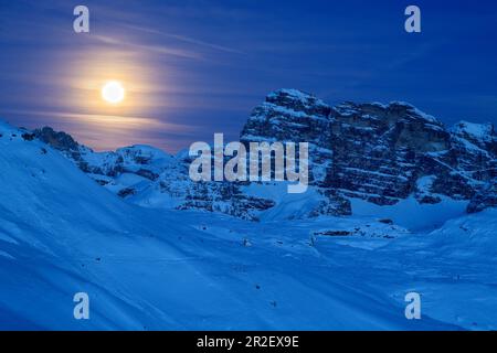 Vollmond scheint durch Schleierwolken, Monte Cengia im Hintergrund, drei Zinnen, Dolomiten, Dolomiten-Weltkulturerbe, Veneto, Veneto, Italien Stockfoto