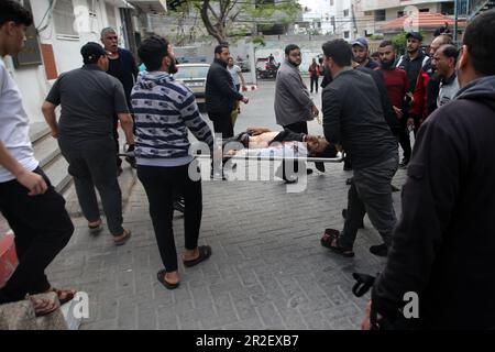 Verletzte und Märtyrer wurden ins Al-Shifa Krankenhaus gebracht, nachdem sie von den israelischen Luftangriffen in Gaza-Stadt getroffen wurden. Palästina. Stockfoto