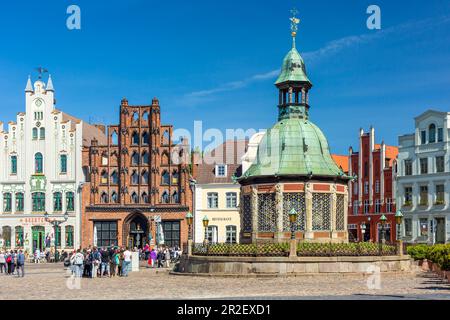 Marktplatz im Zentrum von Wismar, Brick Gothic Bürgerhaus (Haus des Patrizianers) genannt Alter Schwede (der alte Schwede), erecte Stockfoto