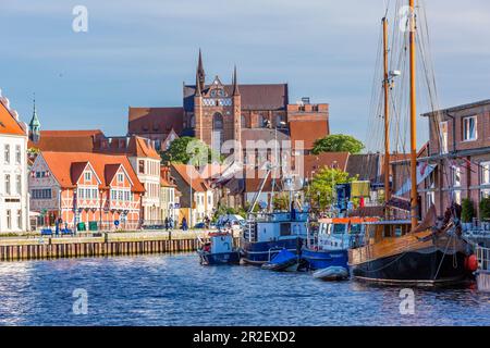 Altstadt von Wismar vom alten Hafen aus gesehen, auf der linken Seite des Fachwerkhauses GewÃ¶lbe, Fachwerkhaus, Runde Grube, St. Georgen Stockfoto