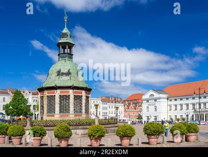 Marktplatz im Zentrum von Wismar, historisches kunstvolles Gebäude an der Stelle eines Wasserbrunnens aus dem 16. Jahrhundert, entworfen von Stockfoto