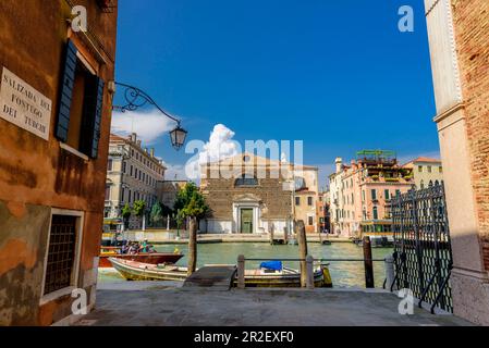 Blick über den Canal Grande zur Vaporetto-Station San Marcuola Casino, Venedig, Italien Stockfoto