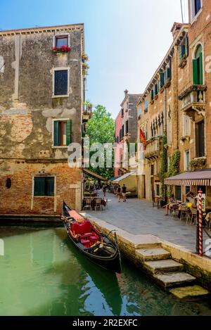 Kanal mit Gondel im Viertel San Polo, Venedig, Italien Stockfoto