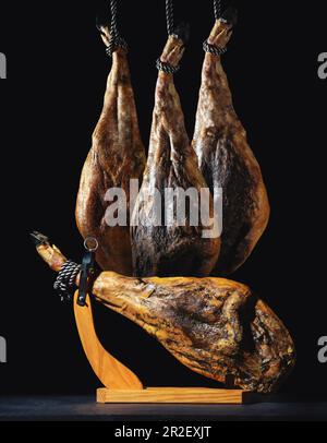 Spanischer íberic-Schinken. Spanischer Jamon und traditionelle Speisen. Trockener spanischer Schinken, Jamon Serrano, Bellota, italienischer Prosciutto Crudo oder Parmaschinken. Stockfoto