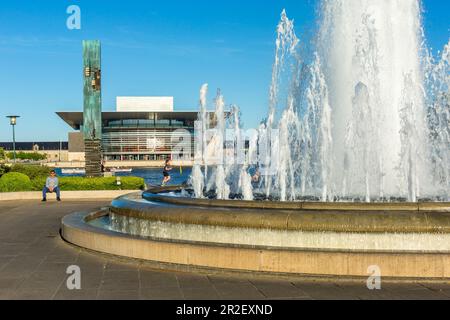 Brunnen im Amalie Garden (Amaliehaven). Hansebrolabet und Copenhagen Opera House, Kopenhagen, Neuseeland, Dänemark Stockfoto