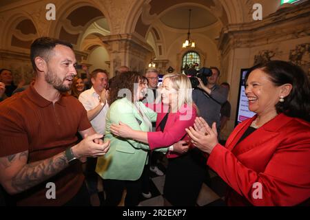 Sinn Fein-Präsidentin Mary Lou McDonald (rechts) und Sinn Fein-Vizepräsidentin Michelle O'Neill (2. rechts) mit Bronach Anglin (Mitte links) und Micheal Donnelly (links) im Rathaus von Belfast während der Kommunalwahlen in Nordirland. Foto: Freitag, 19. Mai 2023. Stockfoto