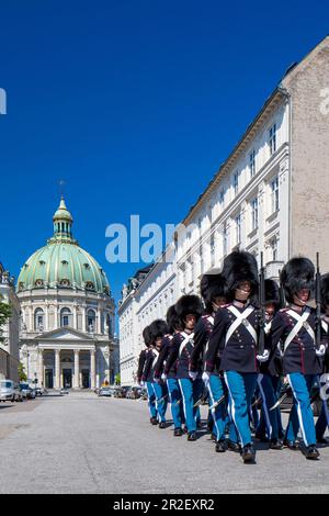 Frederiksgade Straße, die dänische Königliche Garde marschiert vom Schloss Rosenborg zum Schloss Amalienborg, wo die Wachablösung stattfindet, C. Stockfoto