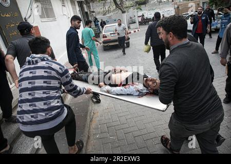 Verletzte und Märtyrer wurden ins Al-Shifa Krankenhaus gebracht, nachdem sie von den israelischen Luftangriffen in Gaza-Stadt getroffen wurden. Palästina. Stockfoto