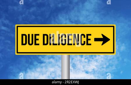 Straßenschild mit Due-Diligence-Prüfung auf blauem Hintergrund Stockfoto