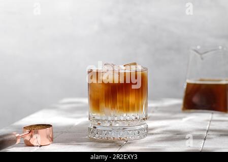 Espresso Tonic-Zubereitung mit Eis. Hochwertiges Foto Stockfoto