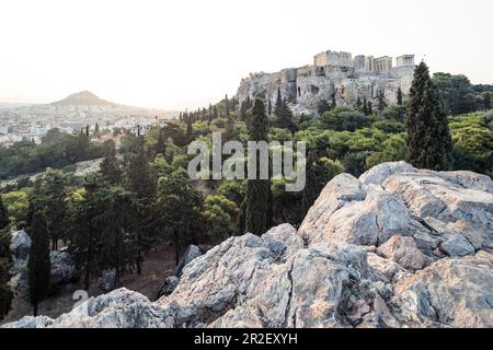 Morgenblick von Areopag, Marsh? Über Athen zum Mount Lycabettus und Akropolis, Athen, Griechenland Stockfoto