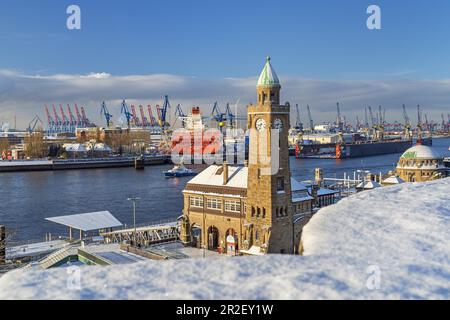 Blick auf den Pegelturm an der St. Pauli Landungsbrücken und der Hafen Hamburg, Hansestadt Hamburg, Norddeutschland, Deutschland, Europa Stockfoto