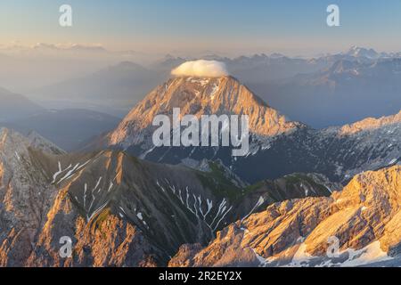 Blick von der Zugspitze (2962 m) im Wetterstein-Gebirge auf den Gipfel der hohen Munde (2662 m) in der Mieminger-Kette, Grainau, nahe Garmisch-Teil Stockfoto