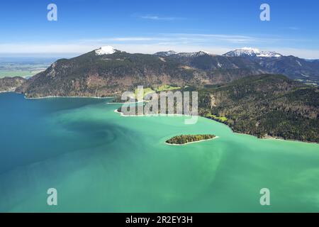 Blick über den Walchensee nach Jochberg (1565 m), Oberbayern, Bayern, Süddeutschland, Deutschland, Europa Stockfoto