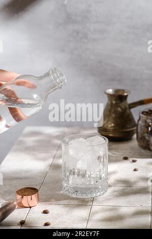 Espresso Tonic-Zubereitung mit Eis. Hochwertiges Foto Stockfoto