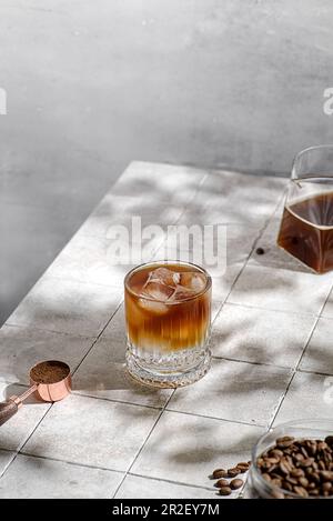 Espresso Tonic-Zubereitung mit Eis. Hochwertiges Foto Stockfoto