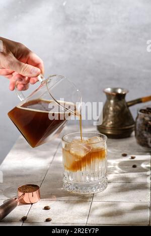 Espresso Tonic-Zubereitung mit Eis. Hochwertiges Foto Stockfoto