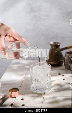 Espresso Tonic-Zubereitung mit Eis. Hochwertiges Foto Stockfoto