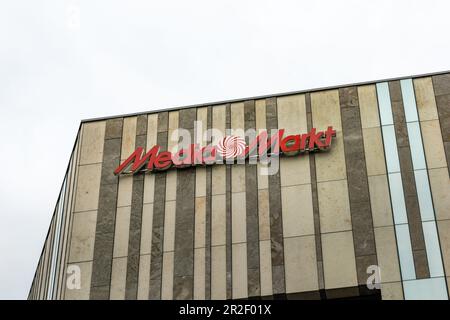 MediaMarkt-Logo auf der Außenseite eines Einkaufszentrums. Deutscher Einzelhändler für Unterhaltungselektronik und Teil des Unternehmens CECONOMY. Zeichen des Ladens. Stockfoto