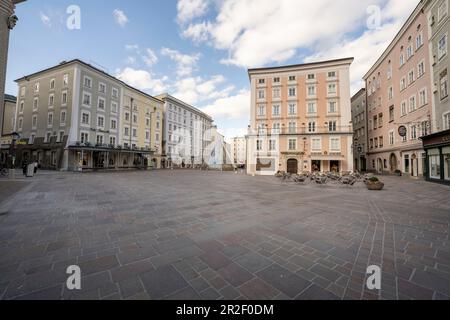 Blick auf den leeren alten Markt und das Café Tomaselli und das Café Fuerst in Salzburg, Österreich. Stockfoto