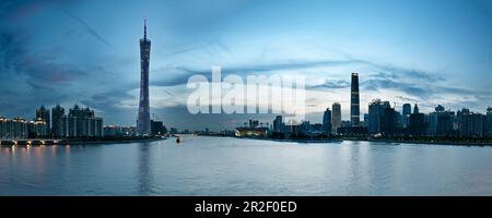 Panoramablick über den Fluss Zhujiang auf Guangzhou, Kanton-Turm, IFC-Turm, Provinz Guangdon, China Stockfoto