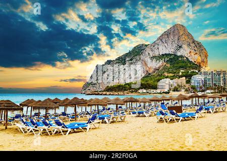 Rock of Penon bei Ifach. Mediterrane Küstenlandschaft in der Stadt Calpe. Küstenstadt in der Valencianischen Gemeinschaft, Alicante, Spanien. Stockfoto