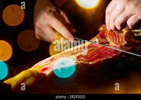 Spanischer íberic-Schinken. Spanischer Jamon und traditionelle Speisen. Trockener spanischer Schinken, Jamon Serrano, Bellota, italienischer Prosciutto Crudo oder Parmaschinken. Stockfoto