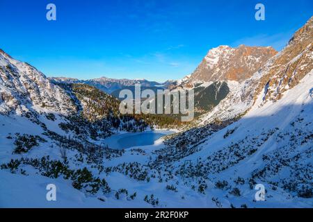 Blick vom Coburger Hütte auf die Zugspitze und den Seebensee, das Mieminger-Gebirge, Ehrwald, Tirol, Österreich Stockfoto